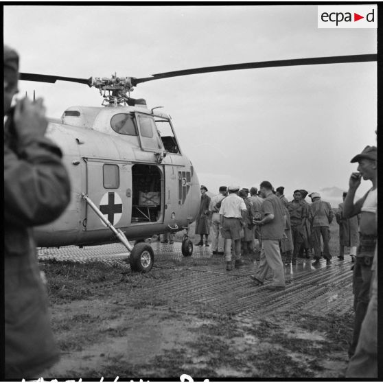 Arrivée des premiers grands blessés de Diên Biên Phu par hélicoptère Sikorsky sur le terrain d'aviation de Luang Prabang.