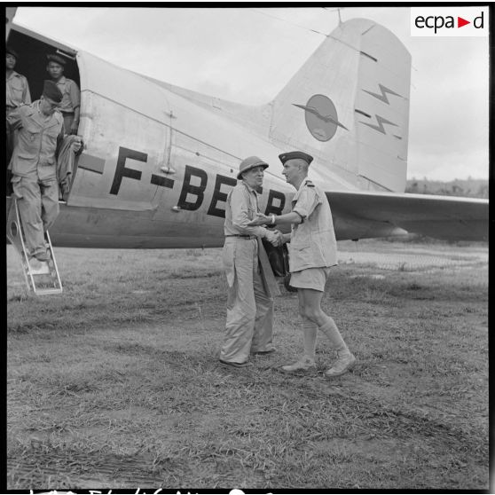 Arrivée du médecin-colonel Huard, membre de la délégation française chargée de négocier avec le Viêt-minh la libération des prisonniers de Diên Biên Phu, sur le terrain d'aviation de Luang Prabang.