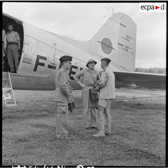 Arrivée du professeur Huard, membre de la délégation française chargée de négocier avec le Viêt-minh la libération des prisonniers de Diên Biên Phu, et du médecin lieutenant-colonel Chippaux sur le terrain d'aviation de Luang Prabang.