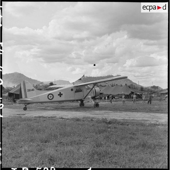 Arrivée de grands blessés de Diên Biên Phu sur le terrain d'aviation de Luang Prabang (Laos). [Description en cours]