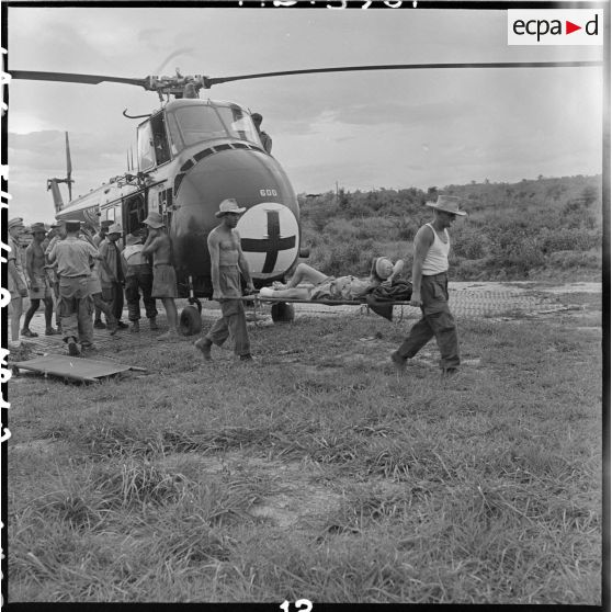 Arrivée de grands blessés de Diên Biên Phu sur le terrain d'aviation de Luang Prabang (Laos). [Description en cours]