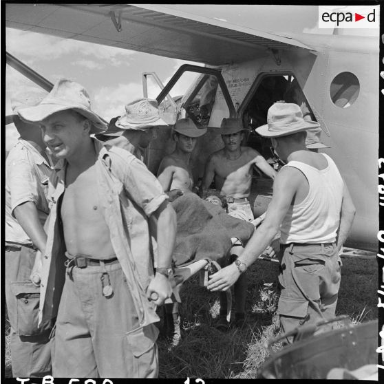 Arrivée de grands blessés de Diên Biên Phu sur le terrain d'aviation de Luang Prabang (Laos). [Description en cours]