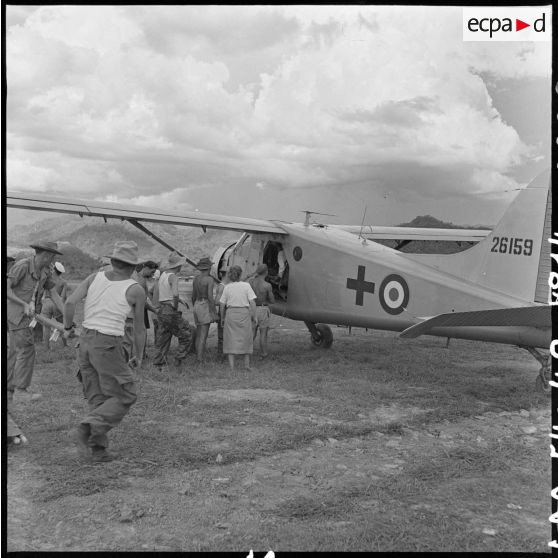 Arrivée de grands blessés de Diên Biên Phu sur le terrain d'aviation de Luang Prabang (Laos). [Description en cours]