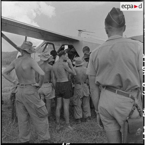 Arrivée de grands blessés de Diên Biên Phu sur le terrain d'aviation de Luang Prabang (Laos). [Description en cours]