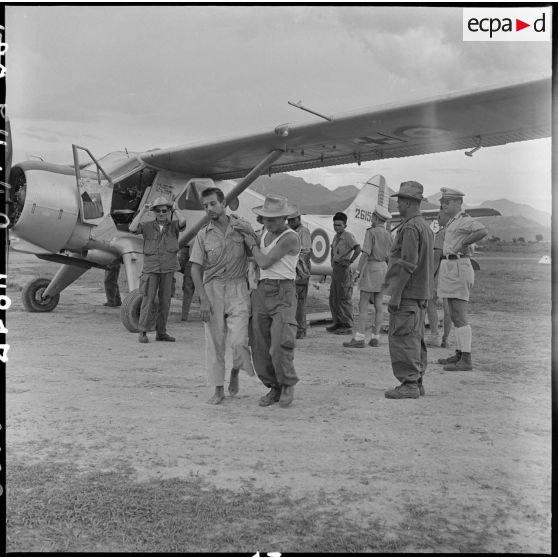 Arrivée de grands blessés de Diên Biên Phu sur le terrain d'aviation de Luang Prabang (Laos). [Description en cours]