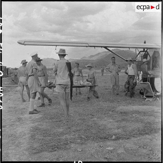 Arrivée de grands blessés de Diên Biên Phu sur le terrain d'aviation de Luang Prabang (Laos). [Description en cours]