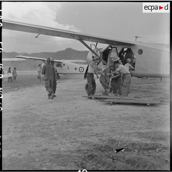 Arrivée de grands blessés de Diên Biên Phu sur le terrain d'aviation de Luang Prabang (Laos). [Description en cours]