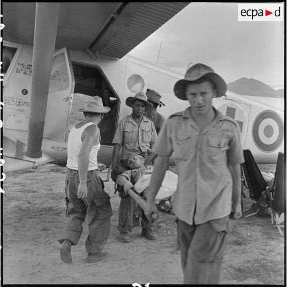 Arrivée de grands blessés de Diên Biên Phu sur le terrain d'aviation de Luang Prabang (Laos). [Description en cours]