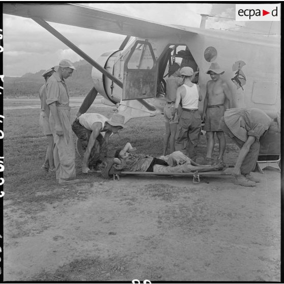 Arrivée de grands blessés de Diên Biên Phu sur le terrain d'aviation de Luang Prabang (Laos). [Description en cours]