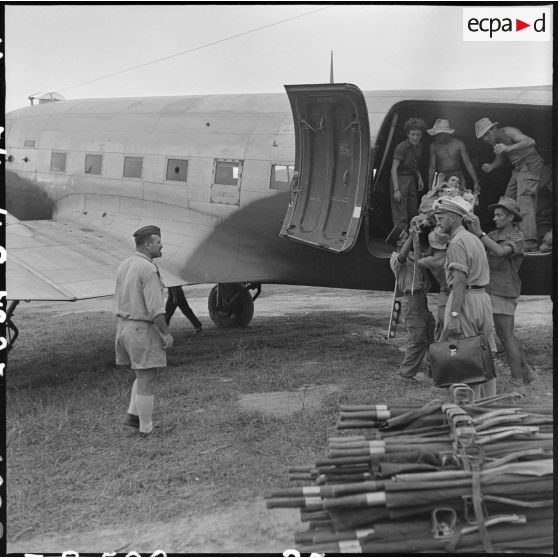 Arrivée de grands blessés de Diên Biên Phu sur le terrain d'aviation de Luang Prabang (Laos). [Description en cours]