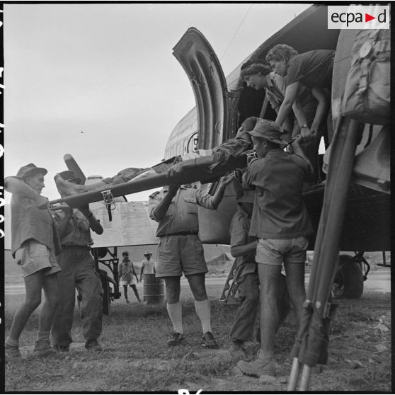 Arrivée de grands blessés de Diên Biên Phu sur le terrain d'aviation de Luang Prabang (Laos). [Description en cours]