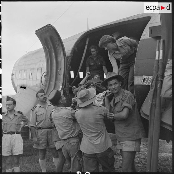 Arrivée de grands blessés de Diên Biên Phu sur le terrain d'aviation de Luang Prabang (Laos). [Description en cours]