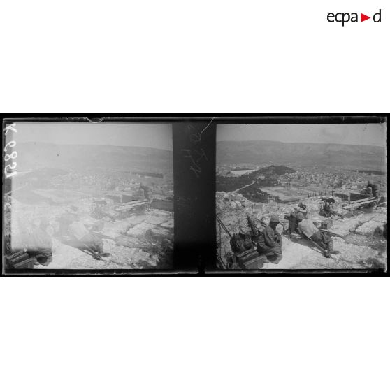 Athènes. Terrasse de l'acropole, soldats mitailleurs. [légende d'origine]