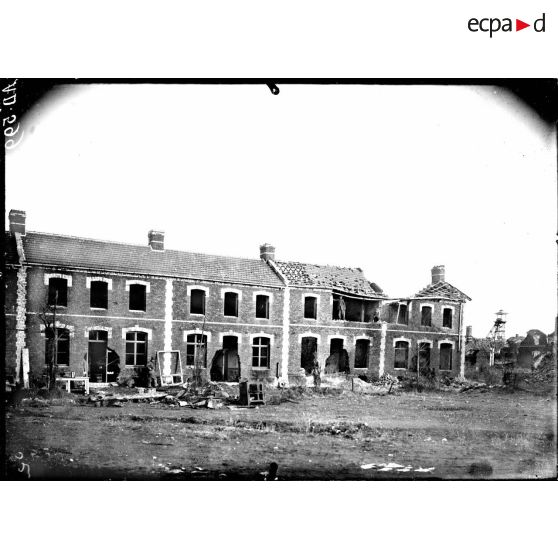 Pas de Calais. Maison en réparation. Rue Crépin à Calonne. [légende d'origine].