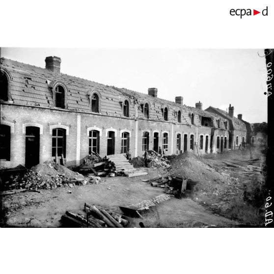 Pas de Calais. Maison en réparation. Rue Arago à Calonne. [légende d'origine].