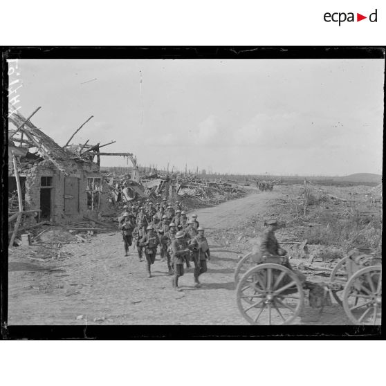 Dranouter, troupes traversant le village. [légende d'origine]