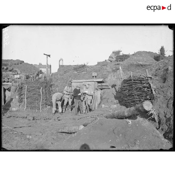 Etang de Parroy. Les abris de la digue. [légende d'origine]