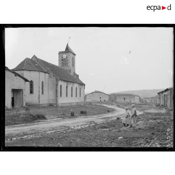 Hénaménil (Meurthe-et-Moselle). Eglise et village. [légende d'origine]