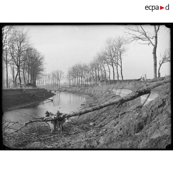 Défenses de l'étang de Parroy. Guetteur dans le lit du canal vidé par les allemands. [légende d'origine]