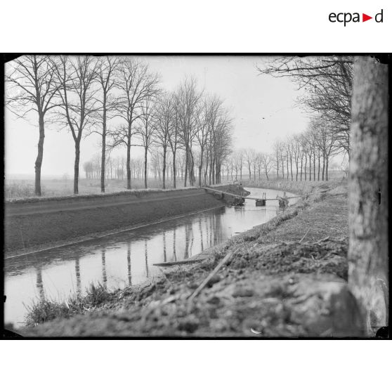 Canal près de l'étang de Parroy vers le petit pont. [légende d'origine]