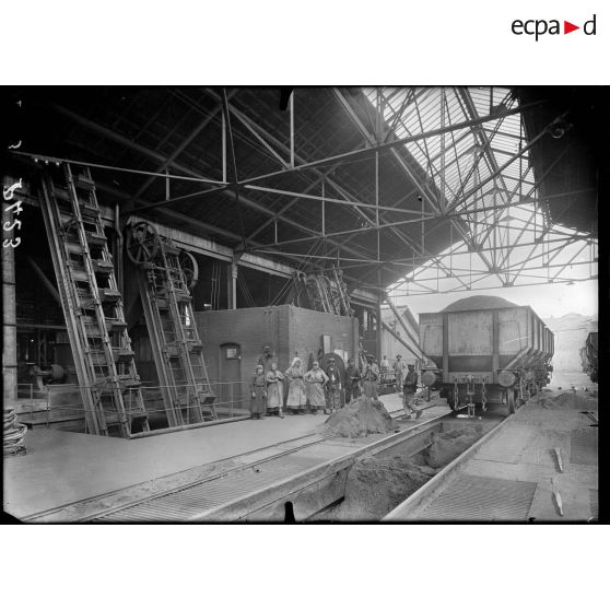 La Grand-Combe (Gard). (Le camp des prisonniers allemands travaillant aux mines de charbon). Le triage du poussier pour la fabrication des briquettes. [légende d'origine]