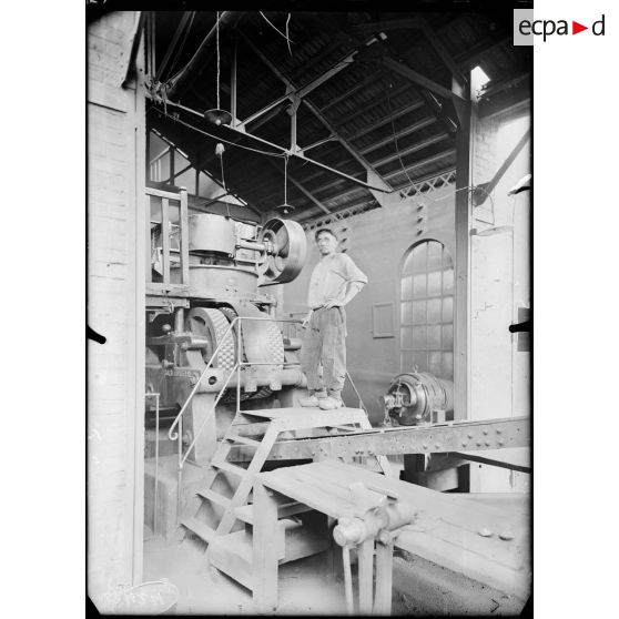 La Grand-Combe (Gard). (Le camp des prisonniers allemands travaillant aux mines de charbon). Machine à fabriquer des boulets. [légende d'origine]