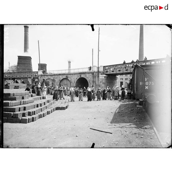 La Grand-Combe (Gard). (Le camp des prisonniers allemands travaillant aux mines de charbon). Femmes chargeant des briquettes. [légende d'origine]