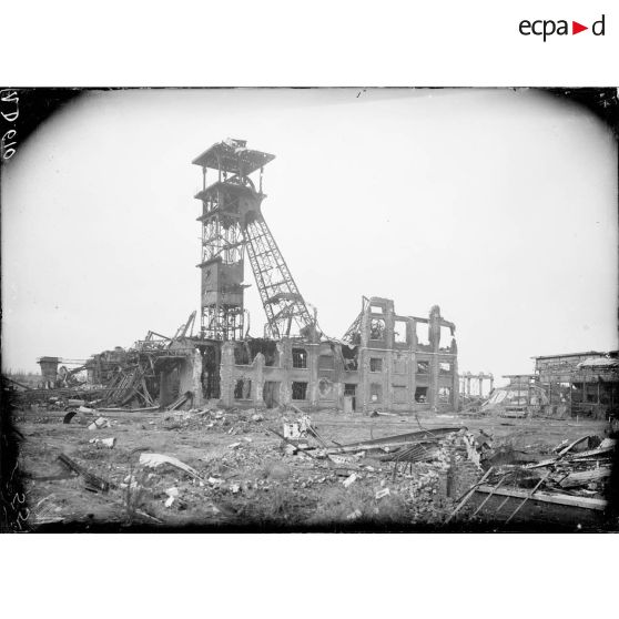 Mines de Liévin. Pas de Calais. Siège n°6. Bâtiment d'extraction de la fosse. [légende d'origine]