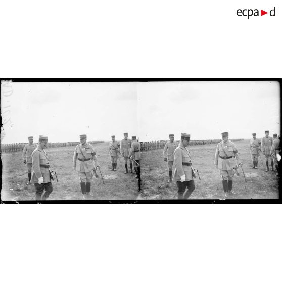 Longvic. Près Dijon. Camp d'aviation. Présentation des drapeaux de l'aviation et de l'aérostation. Arrivée du général Duplessis, commandant la place de Dijon. [légende d'origine]