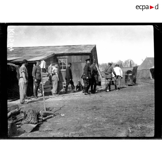 Camp de Zeitenlick. Le général Sarrail visite la boulangerie anglaise. [légende d'origine]