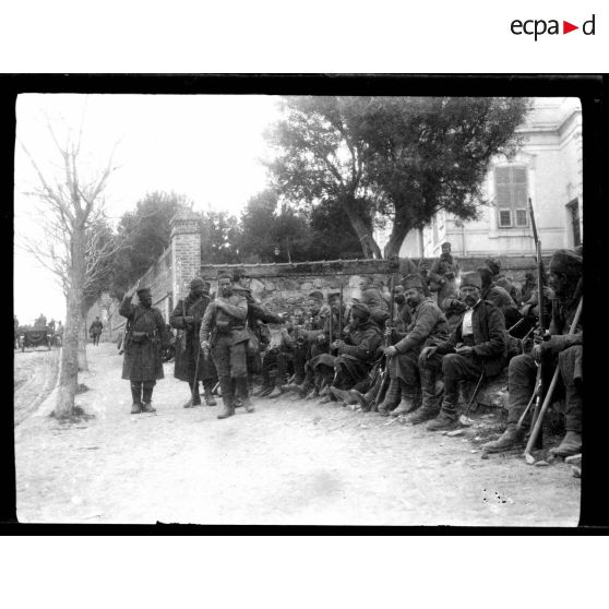 Camp retranché de Salonique. Soldats serbes. [légende d'origine]