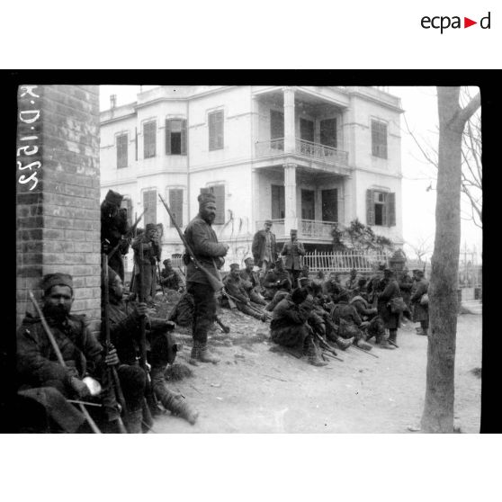 Camp retranché de Salonique. Soldats serbes. [légende d'origine]