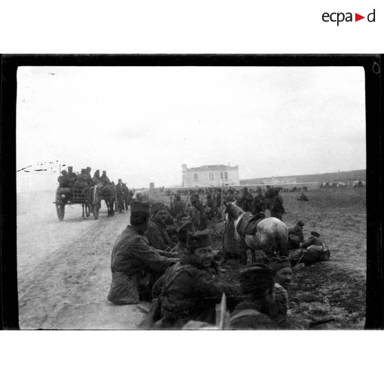 Camp retranché de Salonique. Soldats serbes. [légende d'origine]