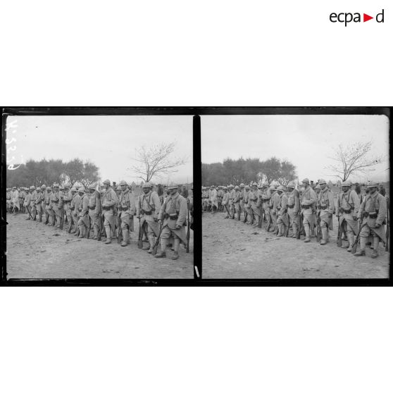 Ancienne école d'agriculture (route de Salonique à Loutra). Remise de décorations, croix de guerre aux rescapés de la Provence. [légende d'origine]