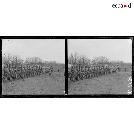 Ancienne école d'agriculture (route de Salonique à Loutra). Remise de décorations, croix de guerre aux rescapés de la Provence. [légende d'origine]