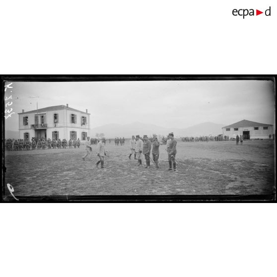 Ancienne école d'agriculture (route de Salonique à Loutra). Remise de décorations, croix de guerre aux rescapés de la Provence. Après la remise de décorations. [légende d'origine]