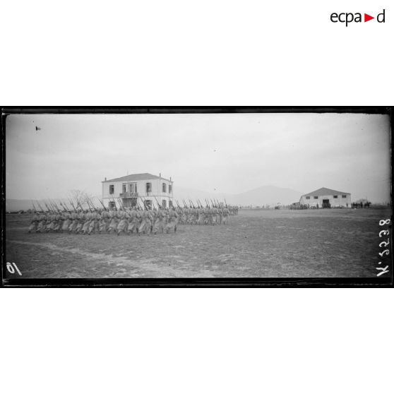 Ancienne école d'agriculture (route de Salonique à Loutra). Remise de décorations, croix de guerre aux rescapés de la Provence. Défilé. [légende d'origine]