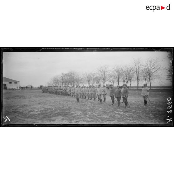 Ancienne école d'agriculture (route de Salonique à Loutra). Remise de décorations, croix de guerre aux rescapés de la Provence. Défilé. [légende d'origine]