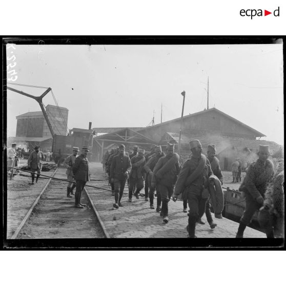 Salonique. Soldats serbes travaillant au port. [légende d'origine]