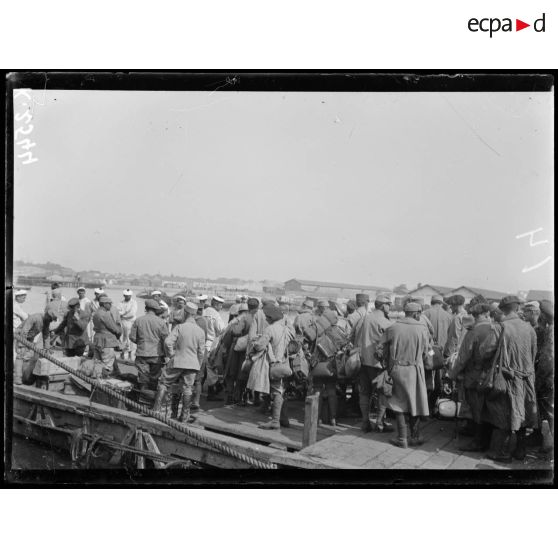 Salonique. Evacuation de malades par le Bretagne. [légende d'origine]