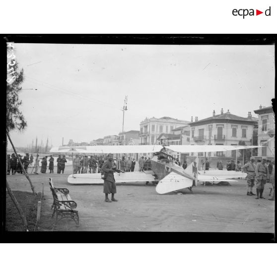 Salonique. Aviatik abattu dans nos lignes. [légende d'origine]