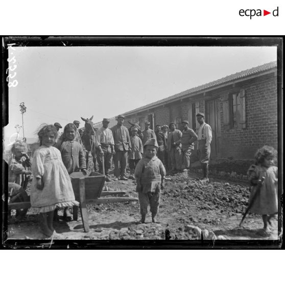 Camp de Zeitenlick. Petits réfugiés serbes. [légende d'origine]