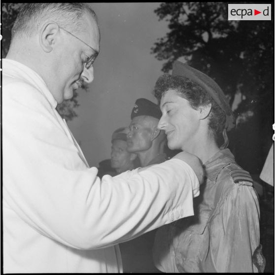 Le médecin-capitaine Valérie André, pilote d'hélicoptère, décorée par M. Letourneau, ministre des Etats associés.