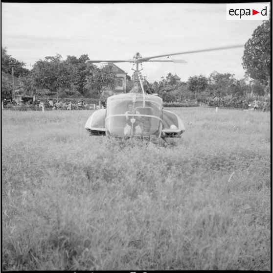 Évacuation d'un blessé à l'aide d'un hélicoptère Hiller 360 piloté par le médecin-capitaine Valérie André.