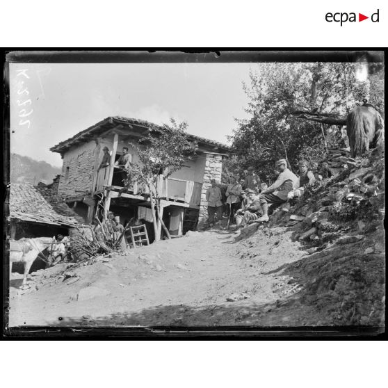 Borovika. Petit poste dans le village. [légende d'origine]