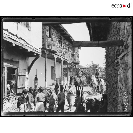 Borovika. Patrouille franco-serbe dans le village. [légende d'origine]