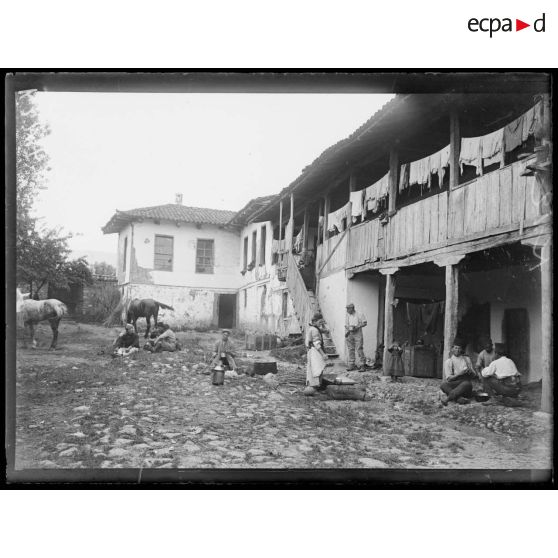 Gumendzé (Salonique). Chasseurs installés dans les maisons du village. [légende d'origine]