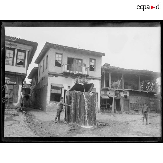 Gumendzé (Salonique). La grande fontaine du village. [légende d'origine]