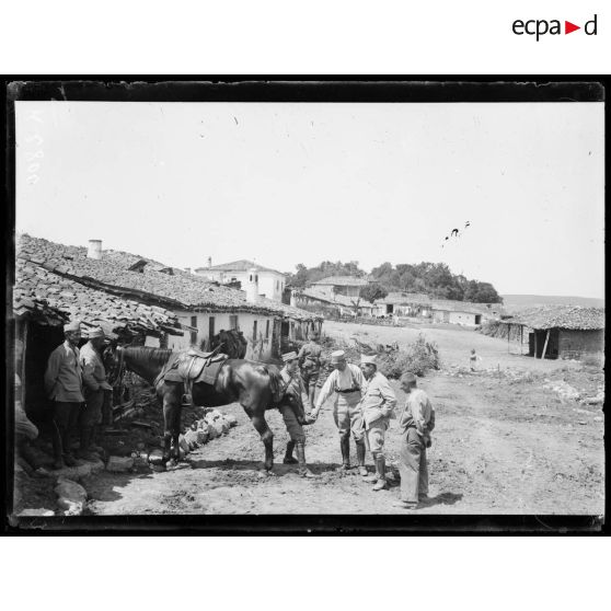 Gumendzé (Salonique). Un coin du village. [légende d'origine]