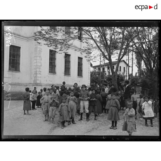 Gumendzé. Ecoliers et écolières. [légende d'origine]